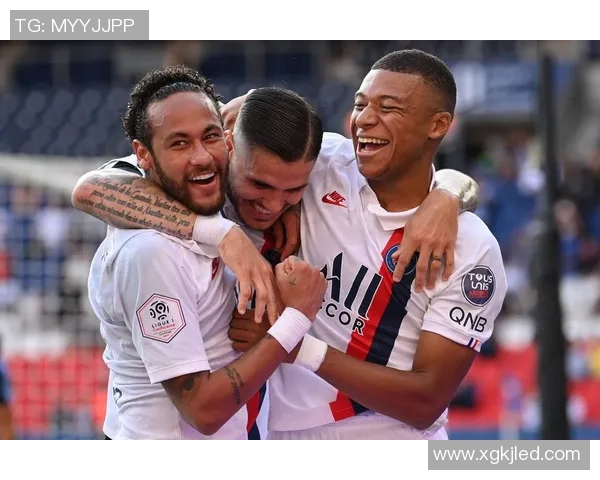 足球明星们的生活瞬间合照分享展现他们的友谊与激情